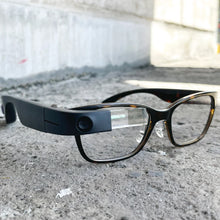 Charger l&#39;image dans la visionneuse de la galerie,An image of the sleek Lux Sajama Tortoise Frames on a concrete surface.