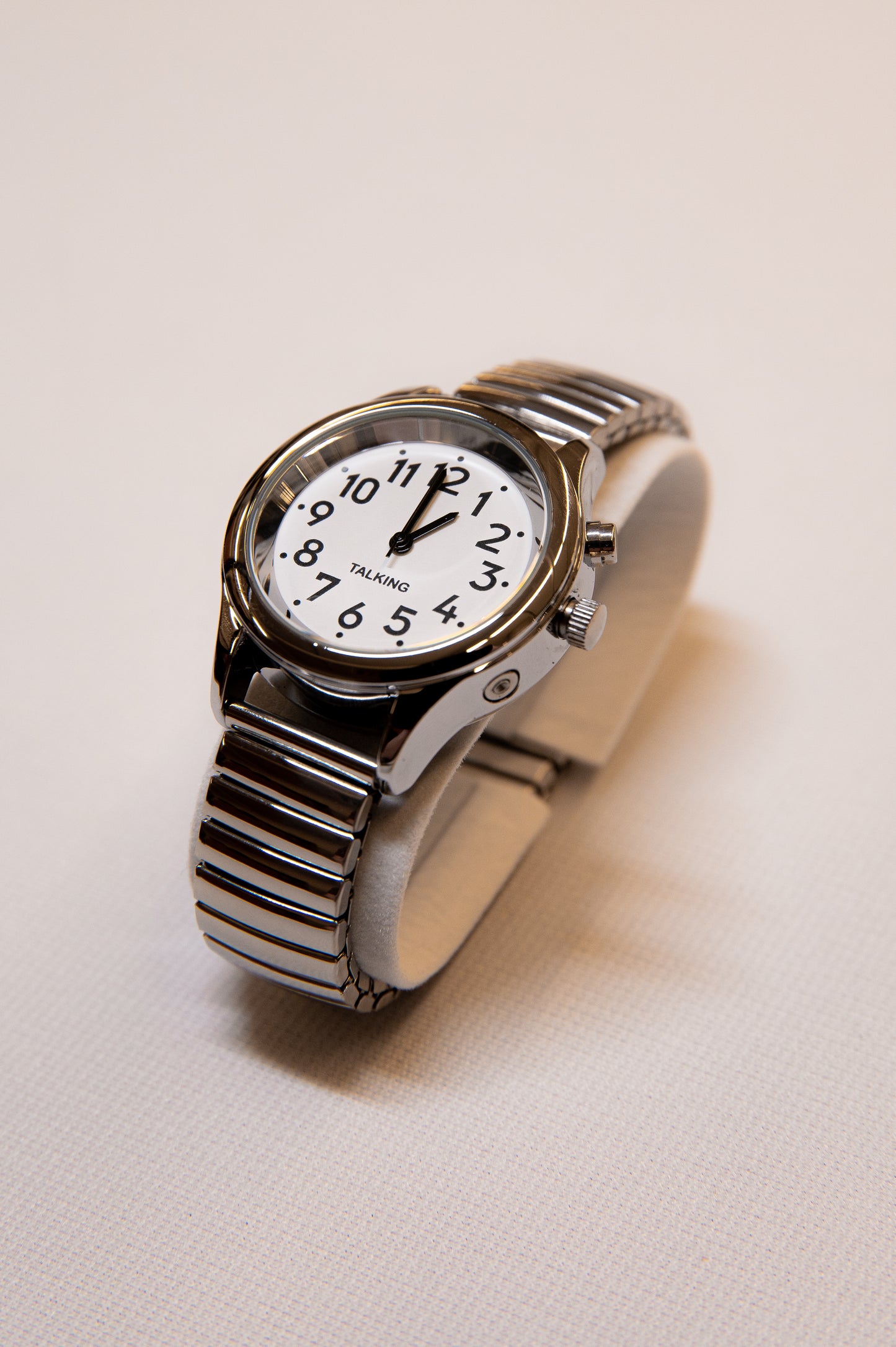 Montre Ladies Talk Date Time finition argentée à bracelet extensible