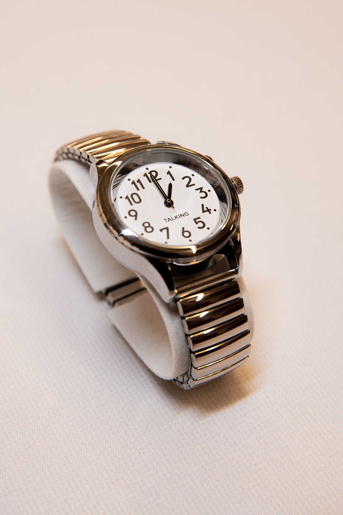 Montre Ladies Talk Date Time finition argentée à bracelet extensible