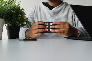 A user using the Hable One. Une personne utilisant le clavier braille Hable One. 